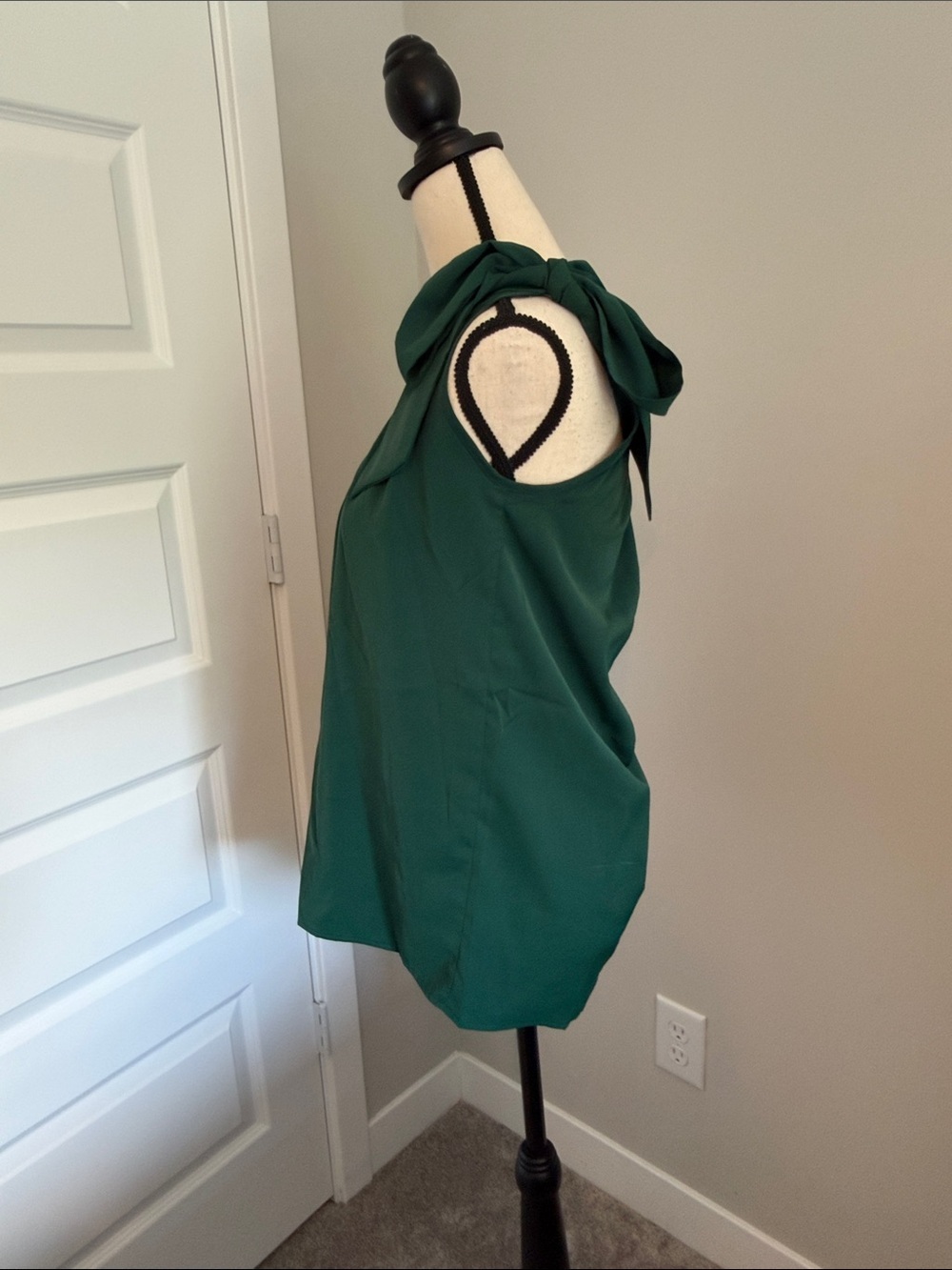 One-Shoulder Emerald Green Bow Top - Picture 3 of 4